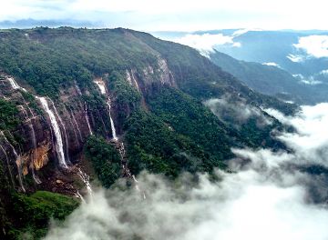 Explore Mawlynnong