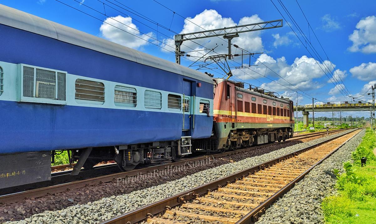 TRAIN JOURNEY BEGINS(Kolkata ➜ Onboard Train to Kerala)
