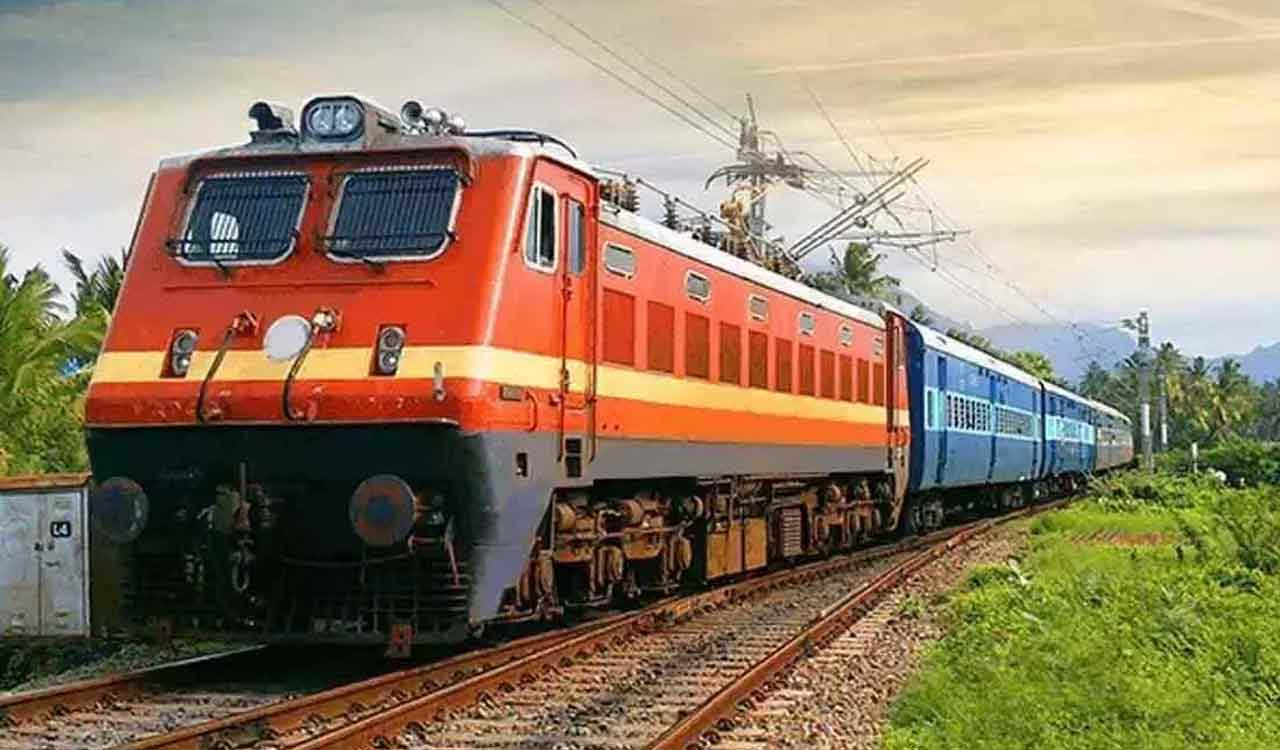 TAKE A TRAIN FROM DELHI TO HOWRAH :