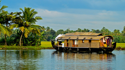 Thekkady – Alleppey Houseboat